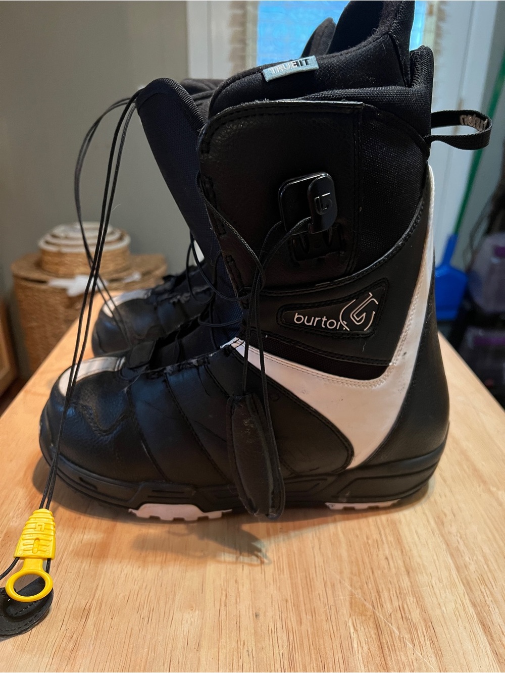 Burton Women's Mint Snowboard Boots Size 9 Excellent Condition
Black Low Price